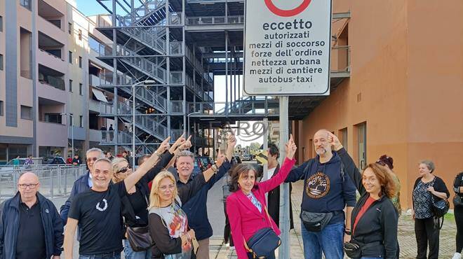 L’aggressione a Parco Leonardo non frena la protesta: alle 15 continua il sit-in per la sicurezza dell’isola pedonale