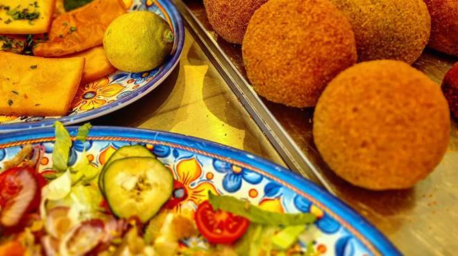 Mammamì Streetfood & Pizza: un viaggio tra arancini, insalate e fritti