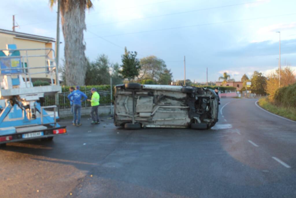 Incidente ad Ardea: camion si ribalta su via Laurentina