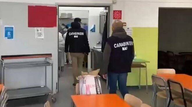 Cibo scaduto e mal conservato nelle mense scolastiche: controlli a tappeto dei Nas di Latina