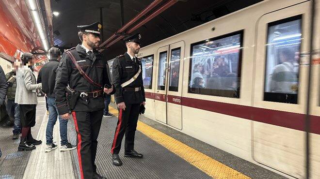 Roma, stretta dei carabinieri contro i borseggiatori: 8 arresti