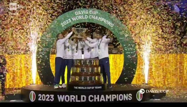 L’Italia alza al cielo la Coppa Davis, Jannik Sinner: “Siamo una squadra unita”