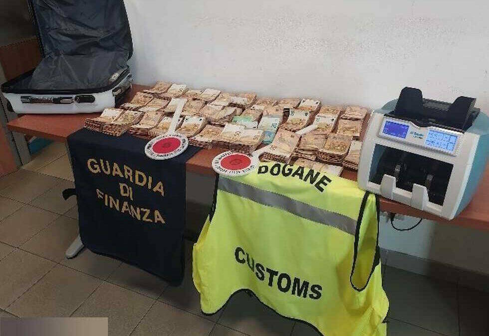 “Il tesoro dei pirati” sulle navi da crociera a Civitavecchia: tra i bagagli dei passeggeri oltre 720mila euro