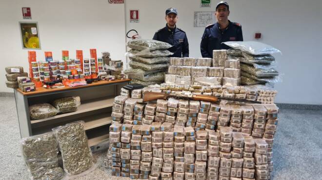 Fiumicino, duro colpo allo spaccio: sequestrati 300 chili di droga