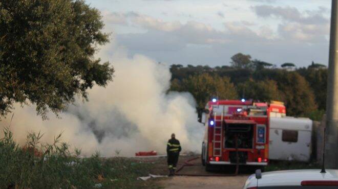 Inferno di fuoco ad Ardea: continua a bruciare la discarica alle Salzare