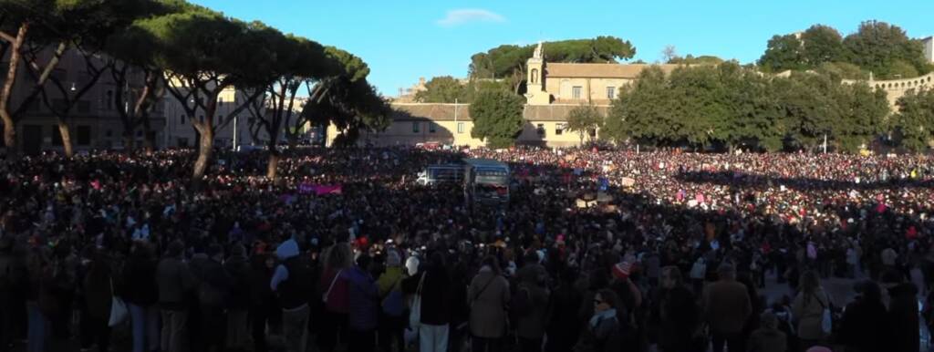 “Per Giulia e per tutte”: in migliaia al Circo Massimo per gridare “basta” alla violenza sulle donne