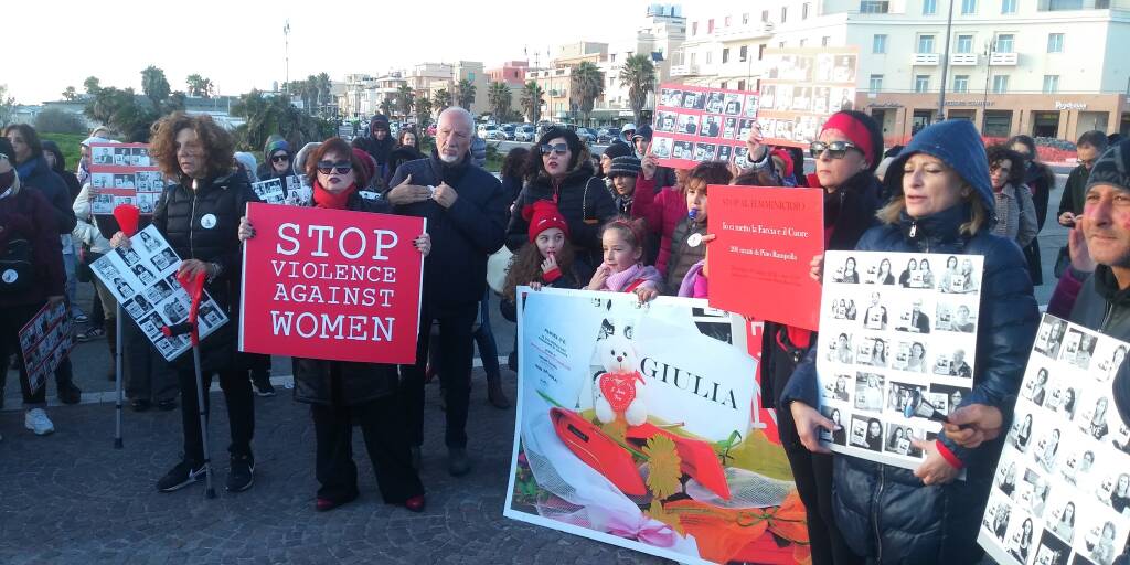 "Rompiamo il silenzio con il rumore": Ostia in prima linea contro la violenza sulle donne