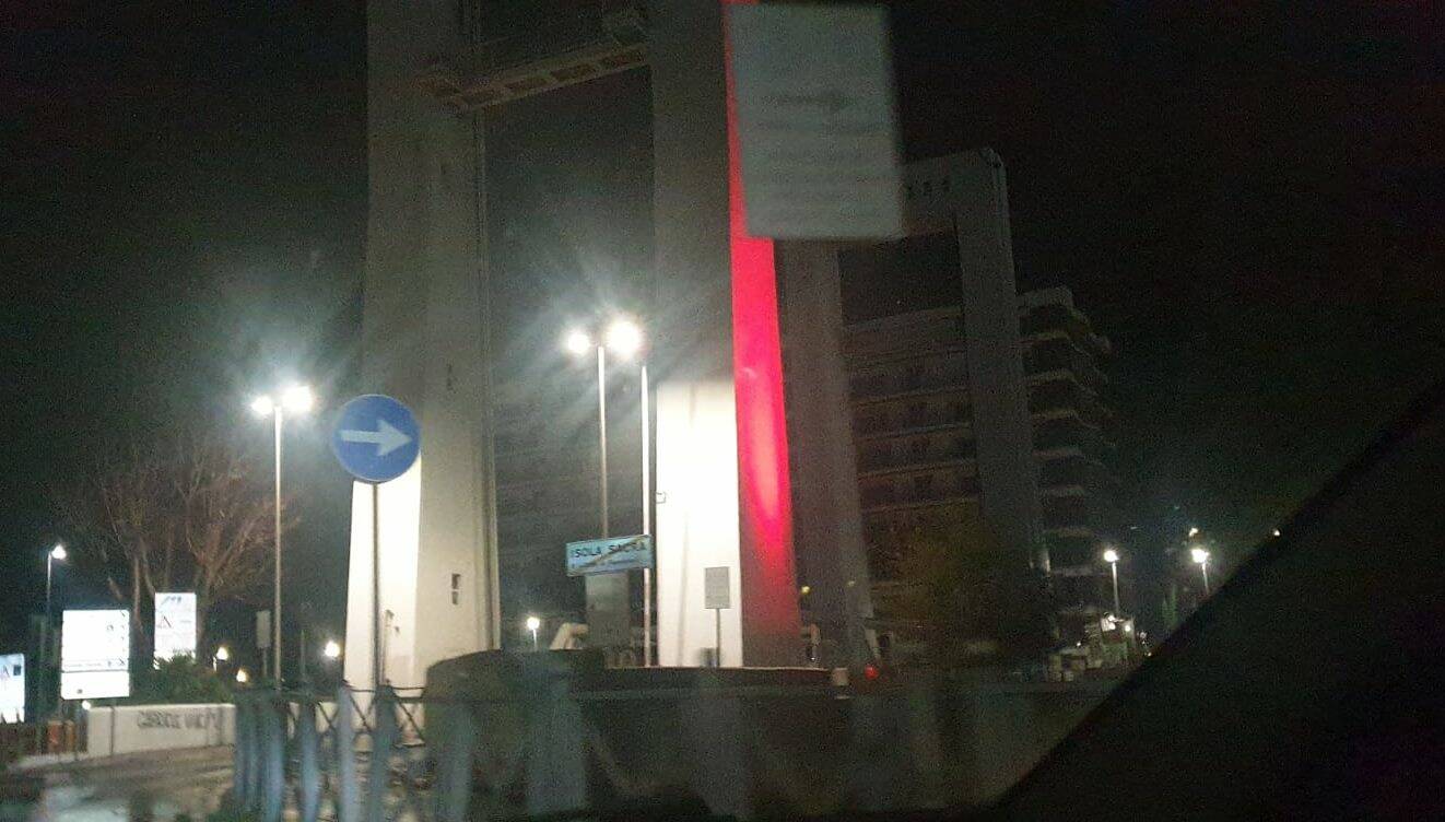 Fiumicino, il Ponte 2 Giugno si illumina di rosso contro la violenza sulle donne