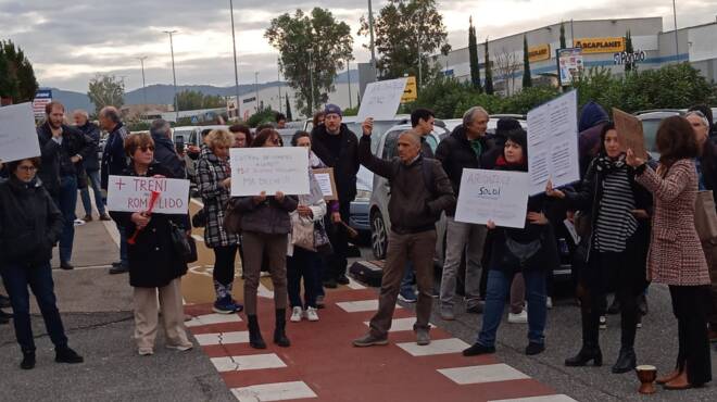 Pendolari esasperati: presidio e proteste sotto la sede Cotral