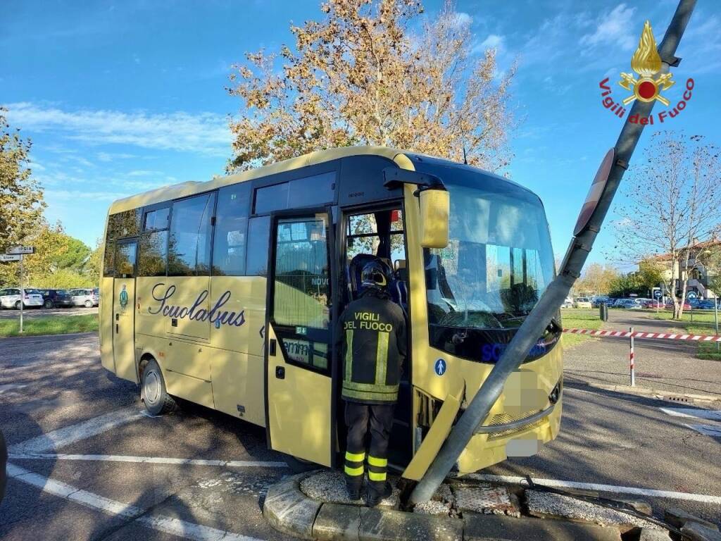 Perugia, scuolabus finisce contro un palo: feriti 12 bambini