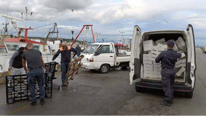 Venditori abusivi al porto di Anzio: sequestrati 500 chili di pesce