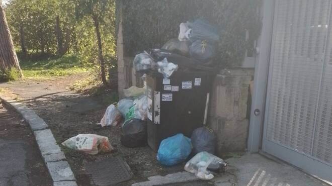 Torrino, da 15 giorni una discarica a cielo aperto: residenti inferociti