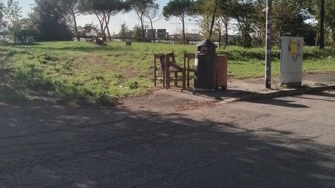 Torrino, da 15 giorni una discarica a cielo aperto: residenti inferociti