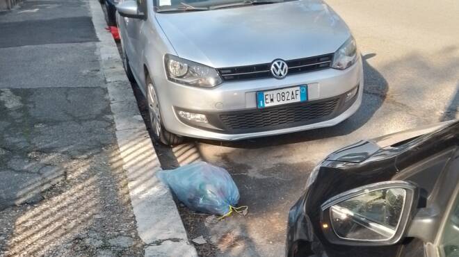 Torrino, da 15 giorni una discarica a cielo aperto: residenti inferociti