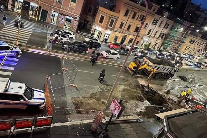 Voragine a corso Francia: traffico in tilt a Roma nord