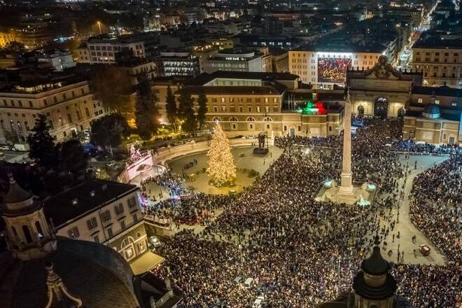 La luce del Natale pervade Roma: acceso l’albero in piazza del Popolo