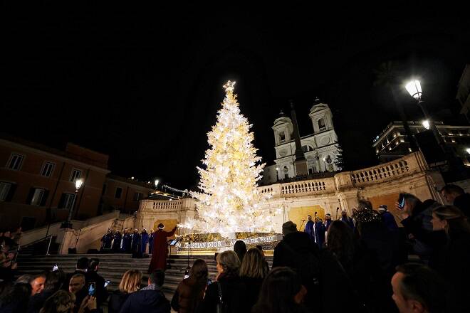 Piazza di Spagna s’illumina per il Natale: inaugurato l’albero targato Dior