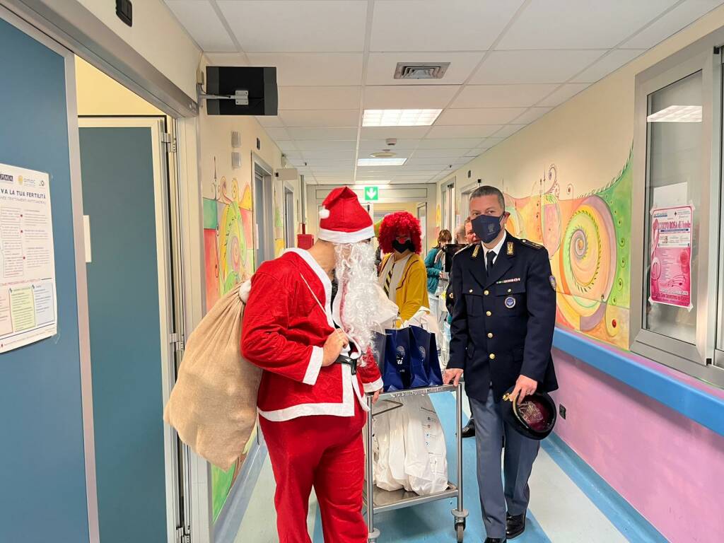 Babbo Natale fa tappa al Pertini e dona regali ai pazienti ricoverati