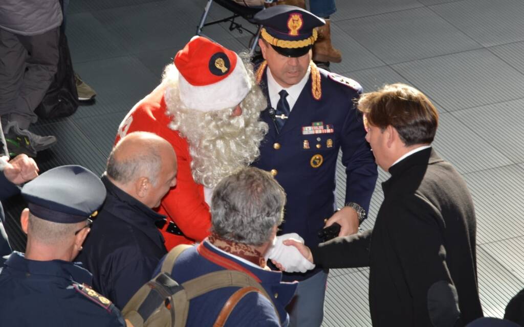 Roma Termini: “Babbo Natale poliziotto” regala felicità a 200 studenti