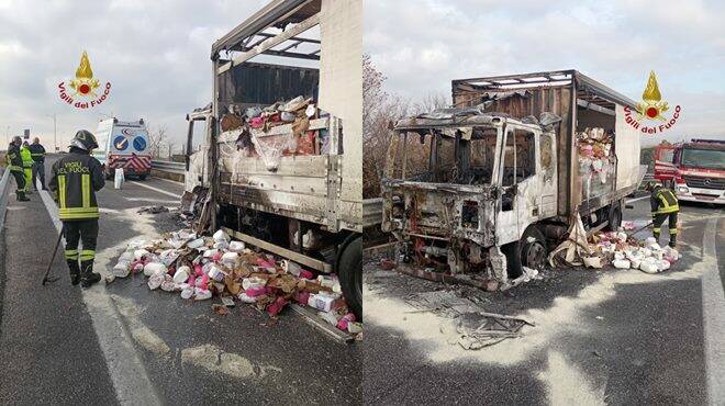 Roma, incendio sull’A24: in fiamme camion carico di detersivi