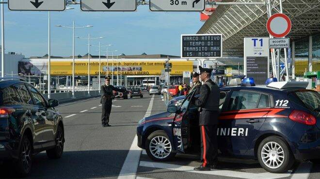 Fiumicino, viaggiatori vanitosi rubano profumi al duty free dell’aeroporto: denunciati
