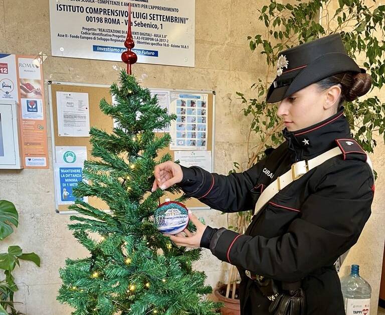 Roma, vandali danneggiano l’albero di Natale di una scuola: i carabinieri ne donano uno nuovo