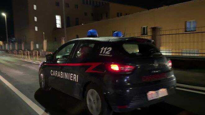 Roma, violenta rissa e accoltellamento fuori da un locale: arrestato 19enne per tentato omicidio
