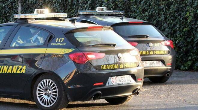 Roma, vendevano merce contraffatta sui social: coppia di falsari in manette