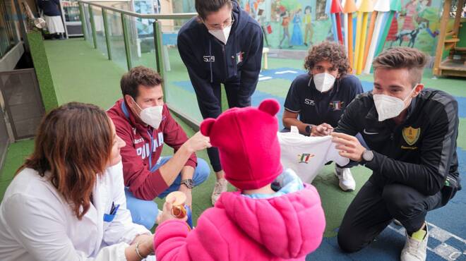 Roma, le Fiamme Oro di Sabaudia incontrano i piccoli pazienti dell’ospedale “Bambino Gesù”