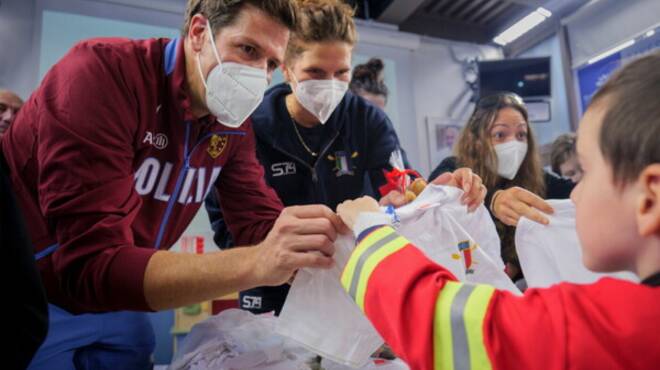 Roma, le Fiamme Oro di Sabaudia incontrano i piccoli pazienti dell’ospedale “Bambino Gesù”