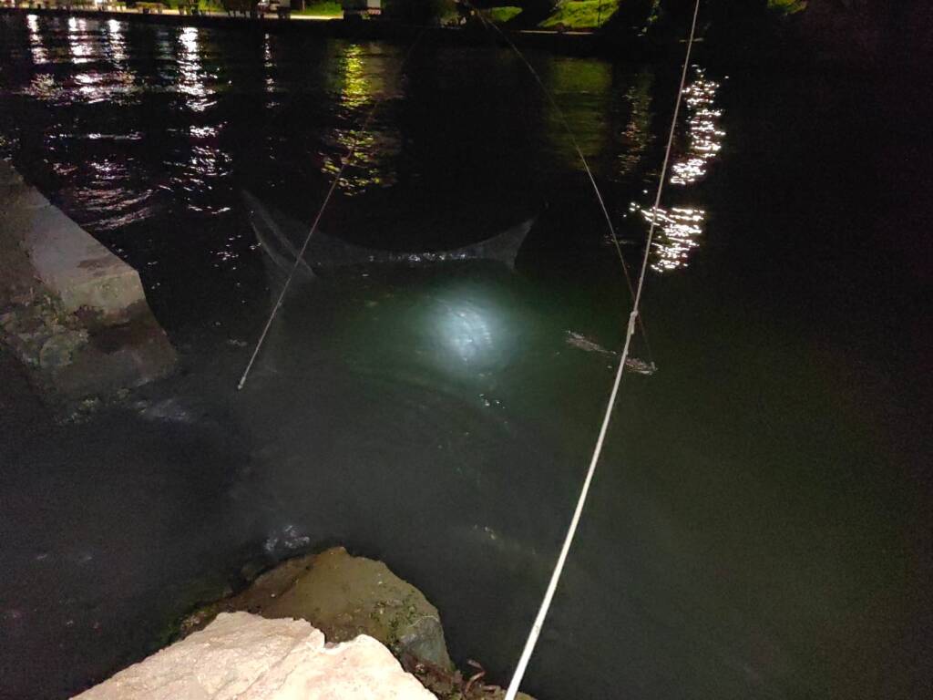 Terracina, blitz delle guardie ittiche a porto Badino: in fuga 2 pescatori di frodo