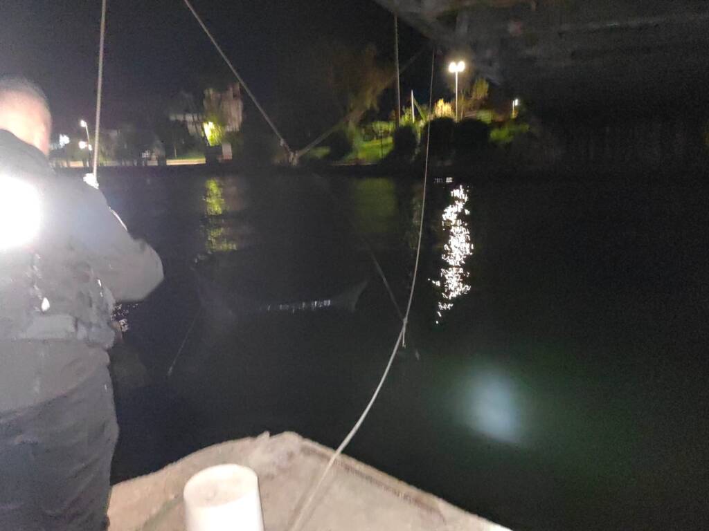 Terracina, blitz delle guardie ittiche a porto Badino: in fuga 2 pescatori di frodo