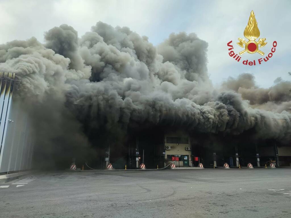 Incendio di Malagrotta, spente le fiamme: pompieri al lavoro tutta la notte