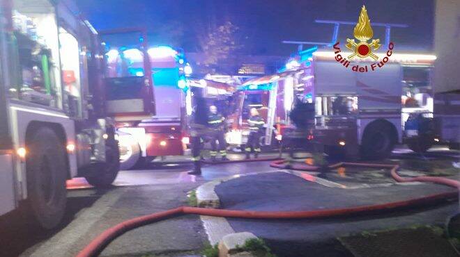 Roma, inferno di fuoco nei garage: in fiamme 12 auto