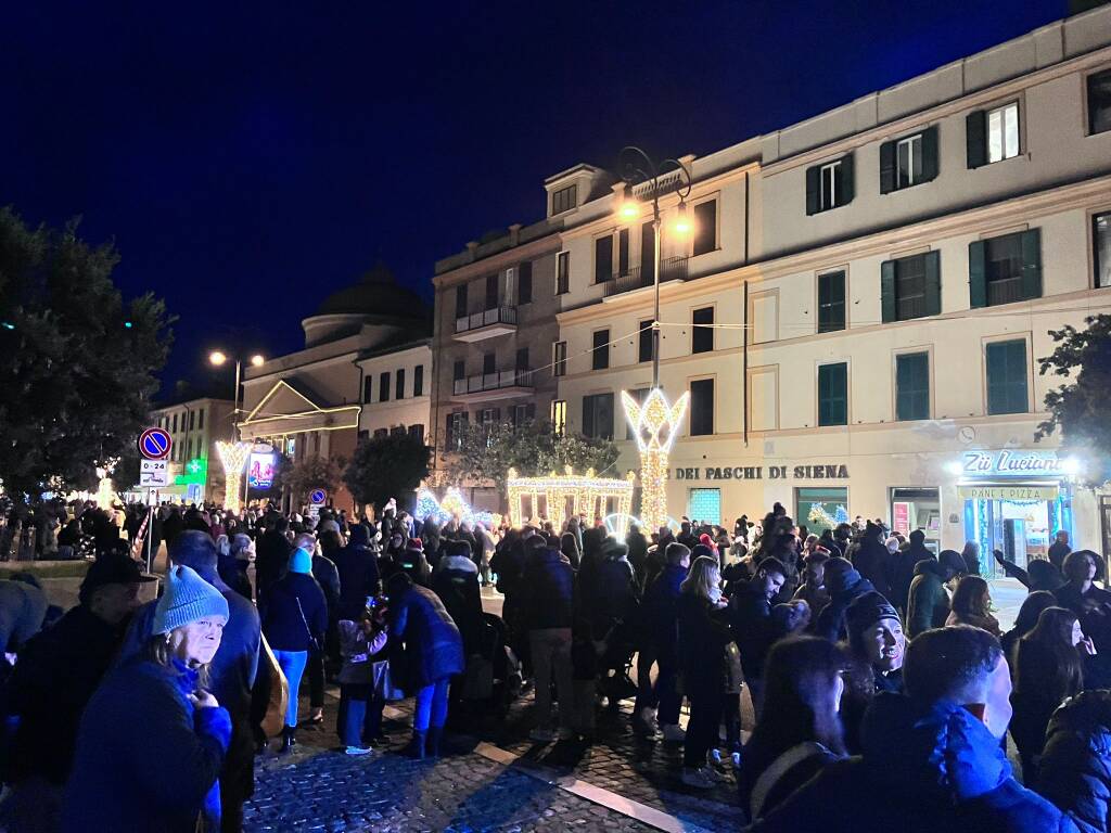 Luminarie, musica e giostre: così Fiumicino dà il suo benvenuto al Natale 2023