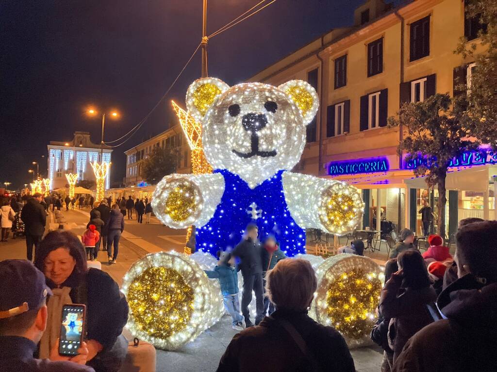 Luminarie, musica e giostre: così Fiumicino dà il suo benvenuto al Natale 2023