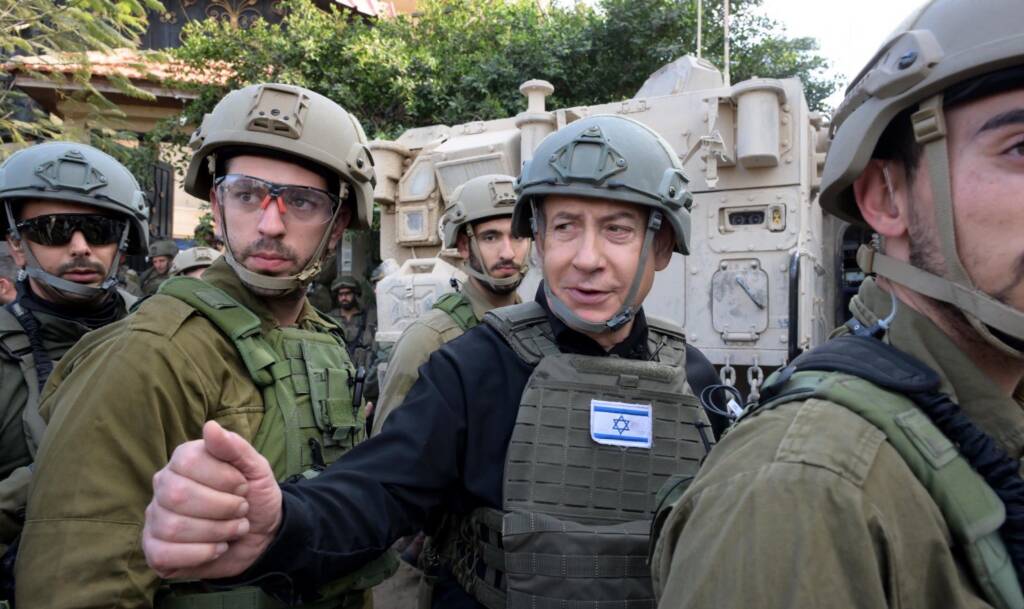 Netanyahu vola a Gaza dalle truppe israeliane. Ma le famiglie degli ostaggi lo contestano