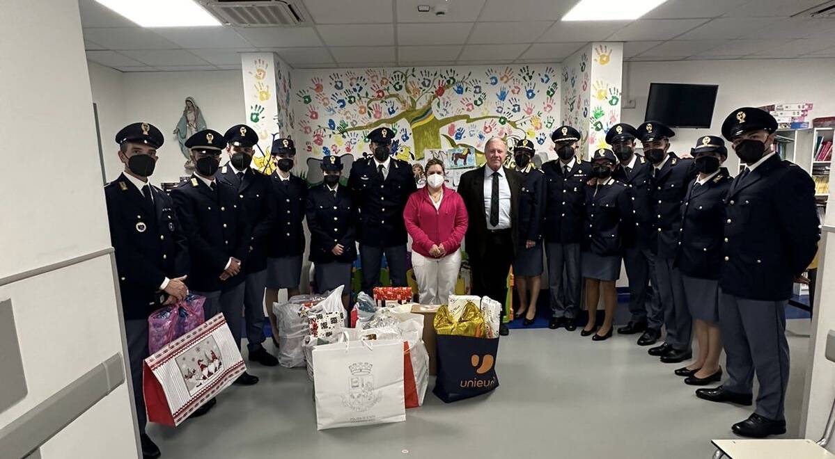 Cuore d’oro della polizia di Nettuno: donati regali ai bimbi ricoverati al Goretti