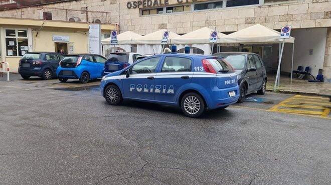 Roma, fa il parcheggiatore abusivo davanti all’ospedale… ma è ai domiciliari