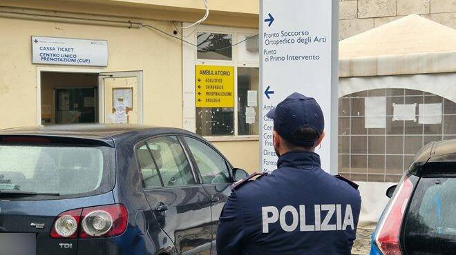 Roma, fa il parcheggiatore abusivo davanti all’ospedale… ma è ai domiciliari