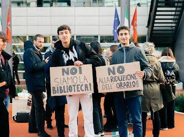 Riduzione dell’orario della biblioteca “Giulio Regeni”: studenti in protesta davanti al Comune