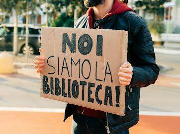 Riduzione dell’orario della biblioteca “Giulio Regeni”: studenti in protesta davanti al Comune