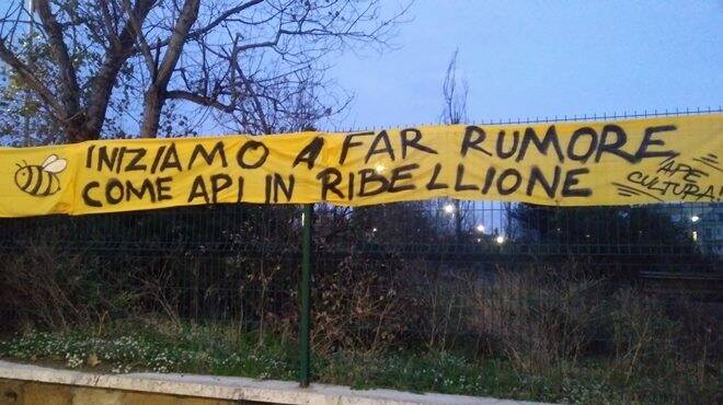 “Iniziamo a far rumore come api in ribellione”: la protesta al Parco Gianni Rodari