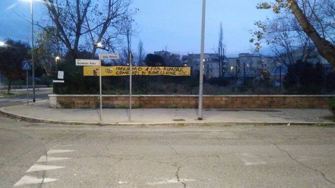 “Iniziamo a far rumore come api in ribellione”: la protesta al Parco Gianni Rodari