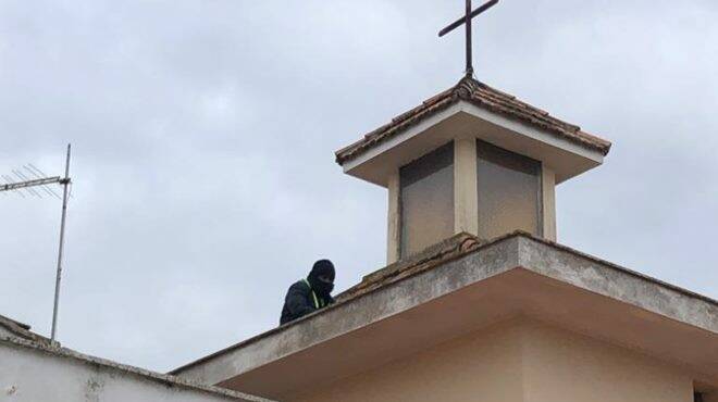 Ardea, si arrampica sul campanile della chiesa e minaccia il suicidio