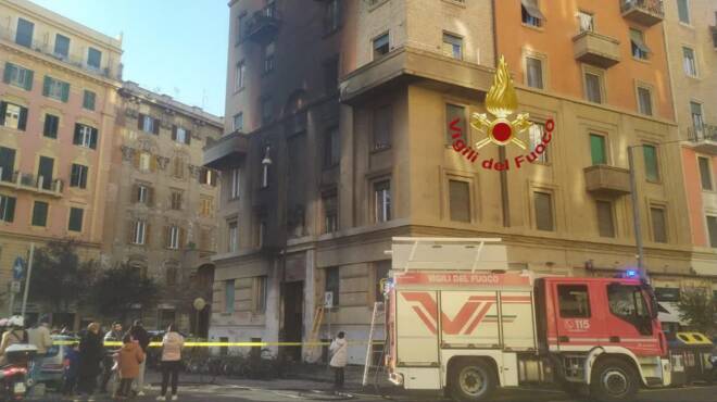 Roma, in fiamme 11 scooter: danni alla facciata di un palazzo storico