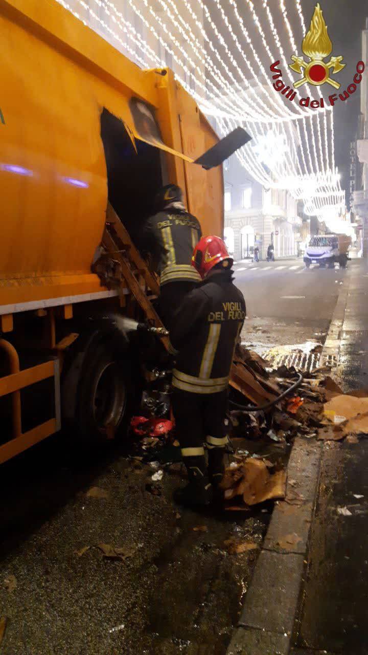 Roma, in fiamme un camion dei  rifiuti su via del Corso