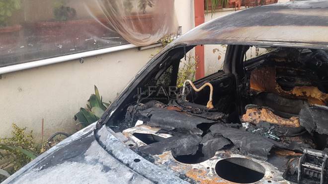 Incendio doloso ad Ardea: auto in fiamme sotto l’abitazione di un idraulico
