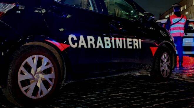 Roma, beccati dai carabinieri a bordo di un’auto appena rubata: nei guai due 18enni