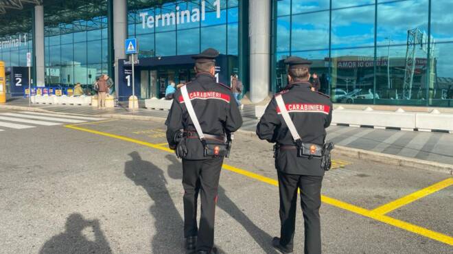 Fiumicino, rubano profumi e cosmetici al duty free: denunciati 8 viaggiatori